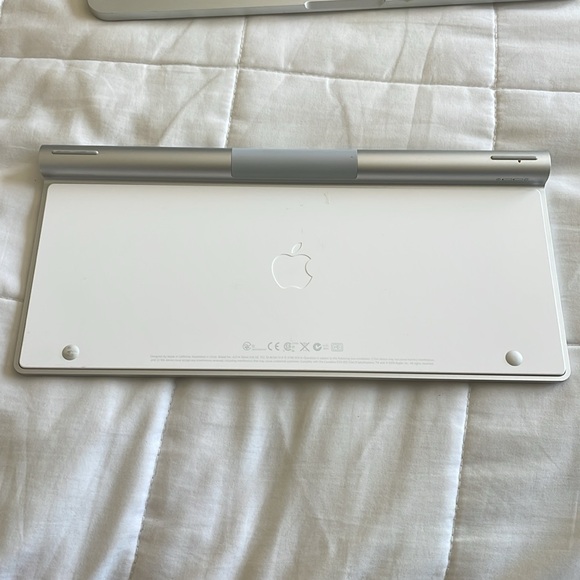 Apple A1314 wireless keyboard - Picture 2 of 2
